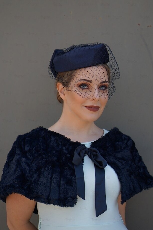 Mėlyna retro skrybėlaitė ir kailis