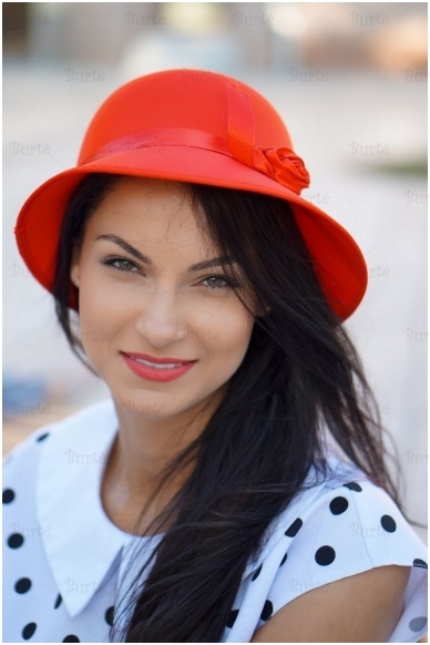 Raudona skrybėlaitė