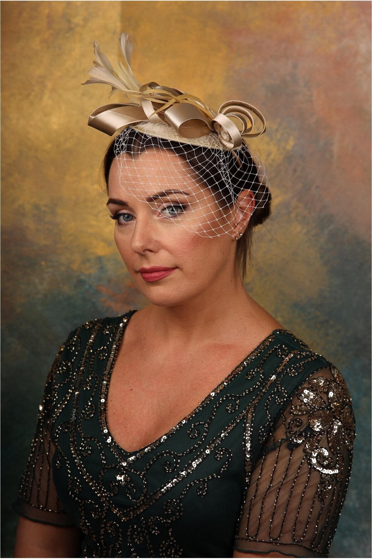 Auksinė retro skrybėlaitė
